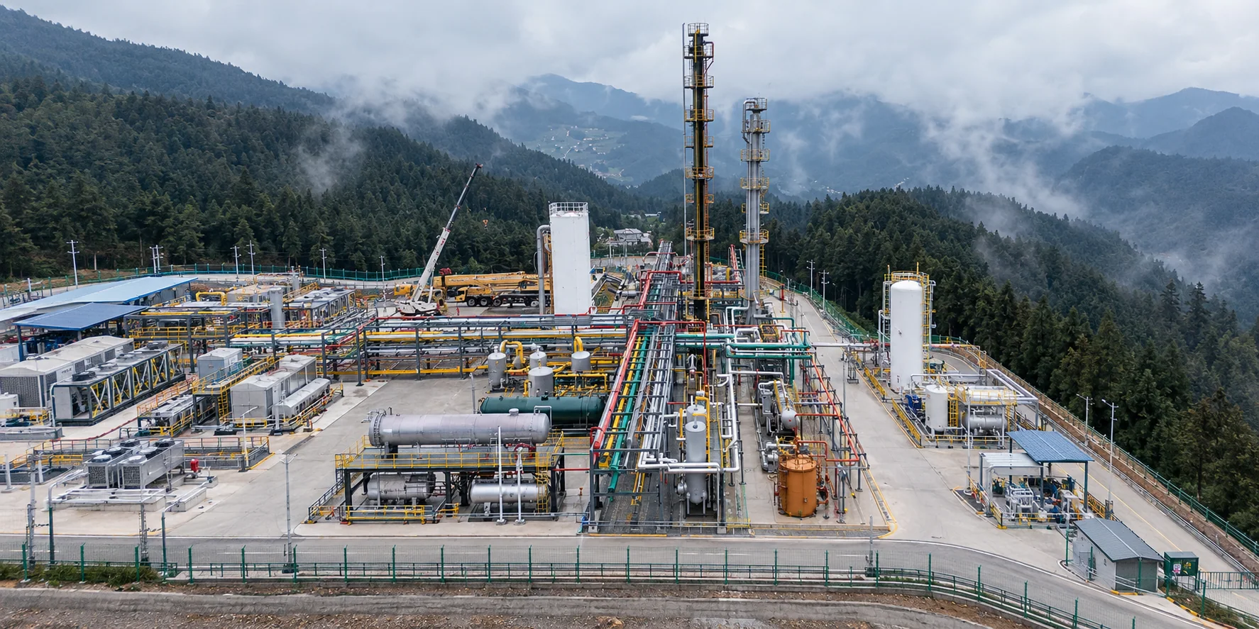 CNG and LNG station equipment in an integrated station setting